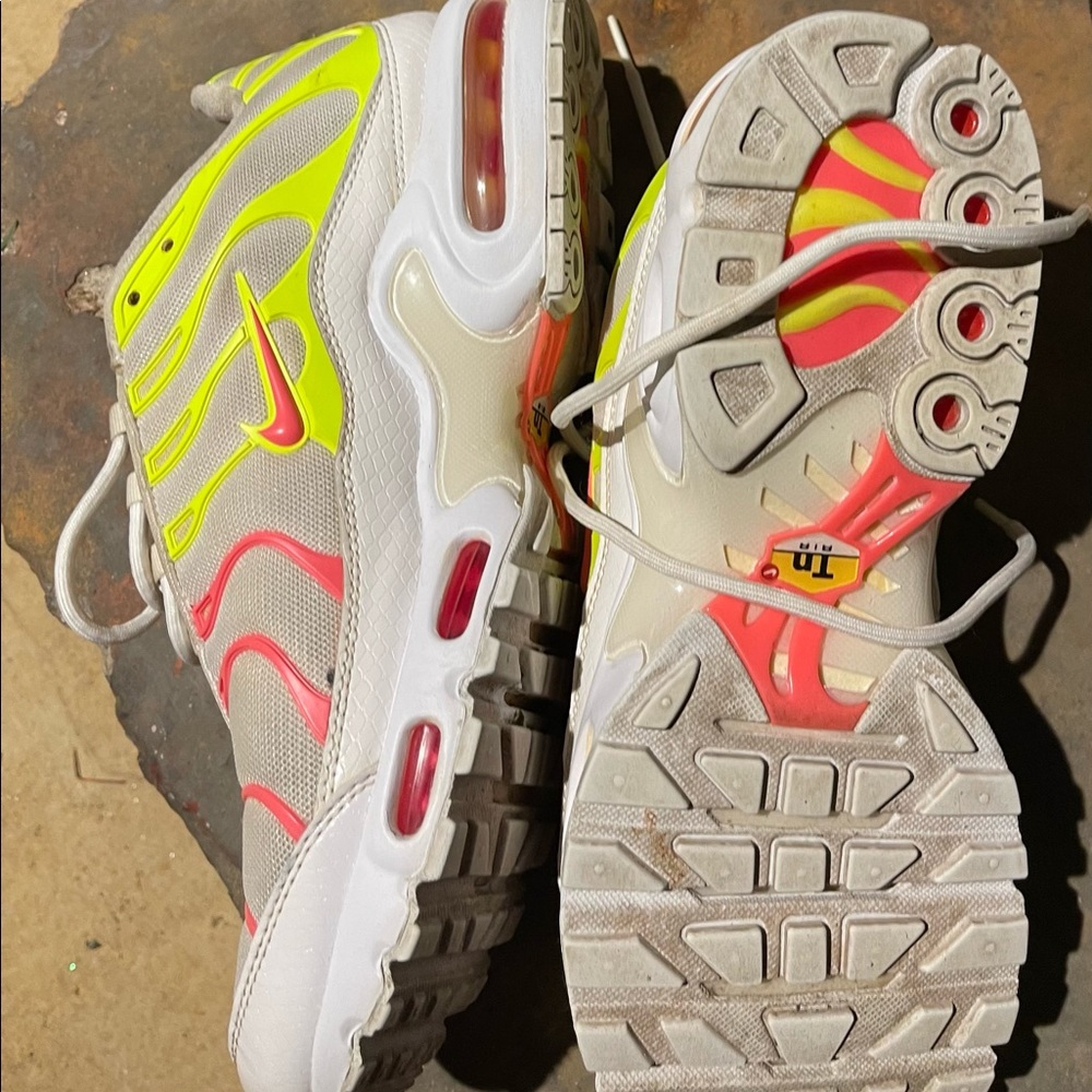 NIKE
